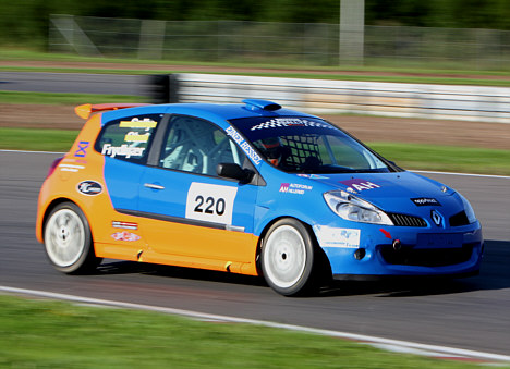 Sally Racing's Clio III racer skal igen køres af Kennie Frydkjær Jensen, Peter Obel og Martin Sally Pedersen i 4-timers løbet.